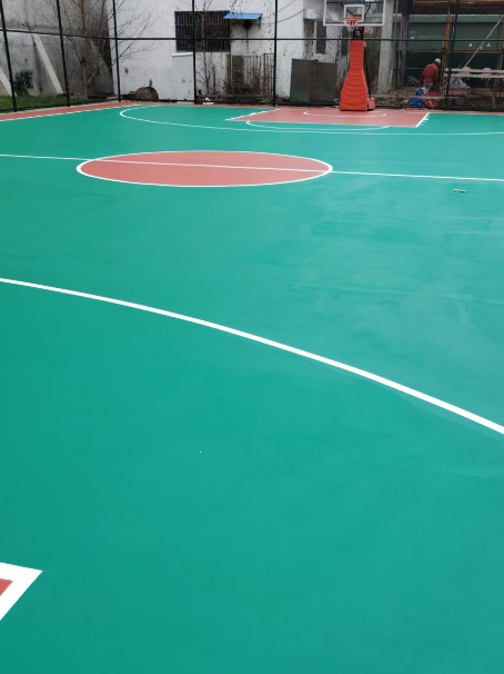 金凤 球场长期使用易出现地面开裂